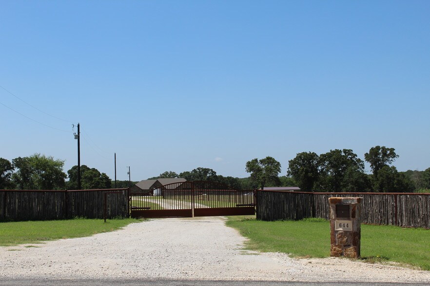 644 Bones Chapel Rd, Whitesboro, TX for sale - Primary Photo - Image 1 of 1