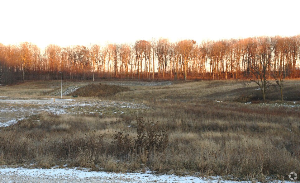 606 Cedar Bluffs Way, Slinger, WI for sale - Primary Photo - Image 1 of 1