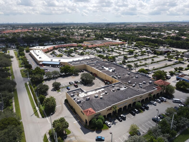 12315-12389 Pembroke Rd, Pembroke Pines, FL for lease - Building Photo - Image 3 of 16