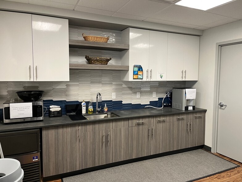 3155 W Big Beaver Rd, Troy, MI for lease - Interior Photo - Image 3 of 14