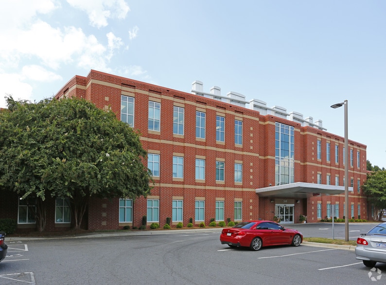 309 S Sharon Amity Rd, Charlotte, NC for lease - Primary Photo - Image 1 of 11
