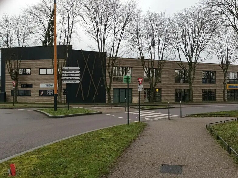 Office in Val-de-Reuil for lease - Building Photo - Image 2 of 4