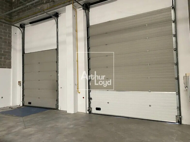 Office in Moissy-Cramayel for lease - Interior Photo - Image 1 of 6