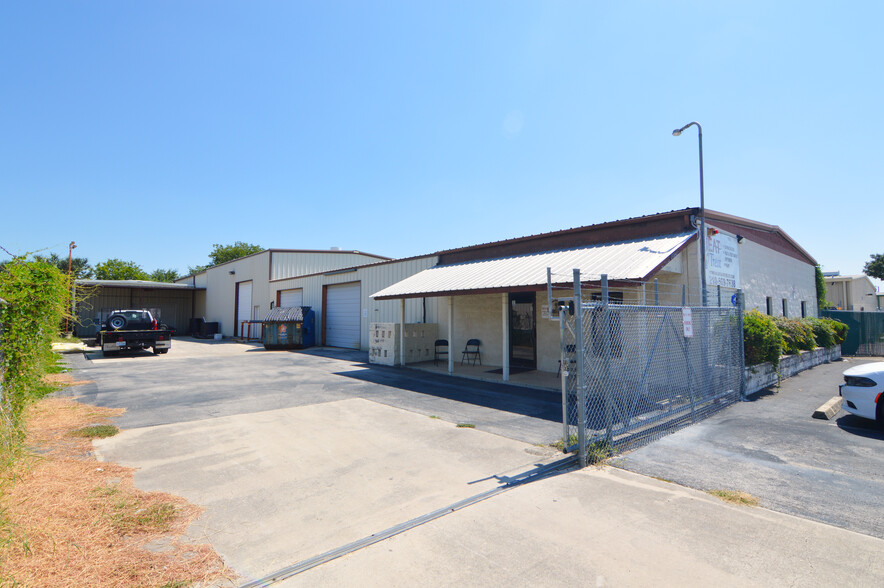 116 Commercial Pl, Schertz, TX for lease - Building Photo - Image 3 of 4