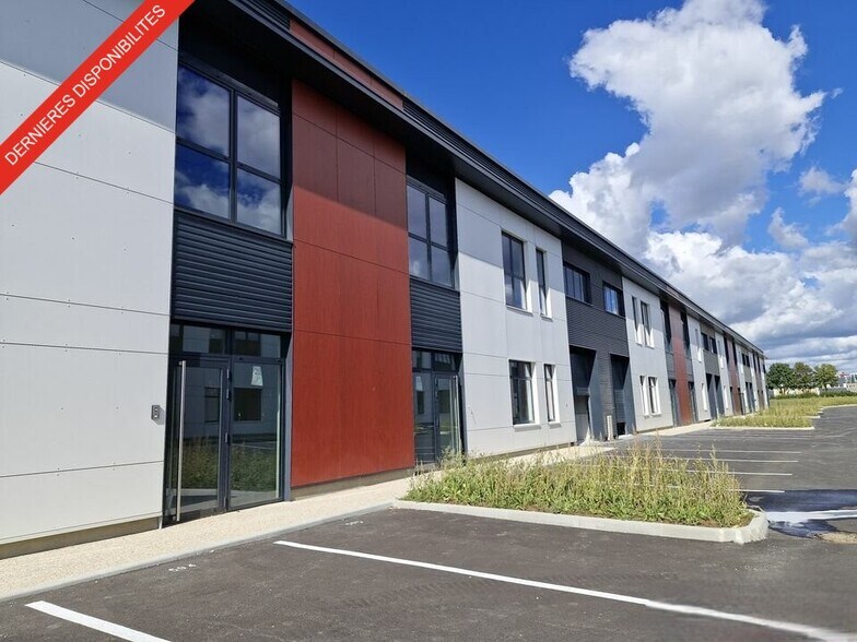 Flex in Lieusaint for sale - Primary Photo - Image 1 of 4