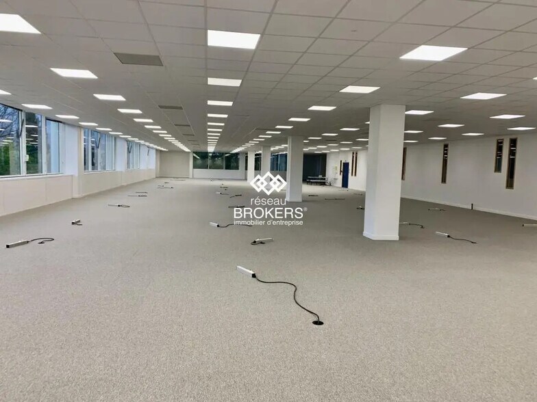 Office in Eybens for lease - Building Photo - Image 2 of 44