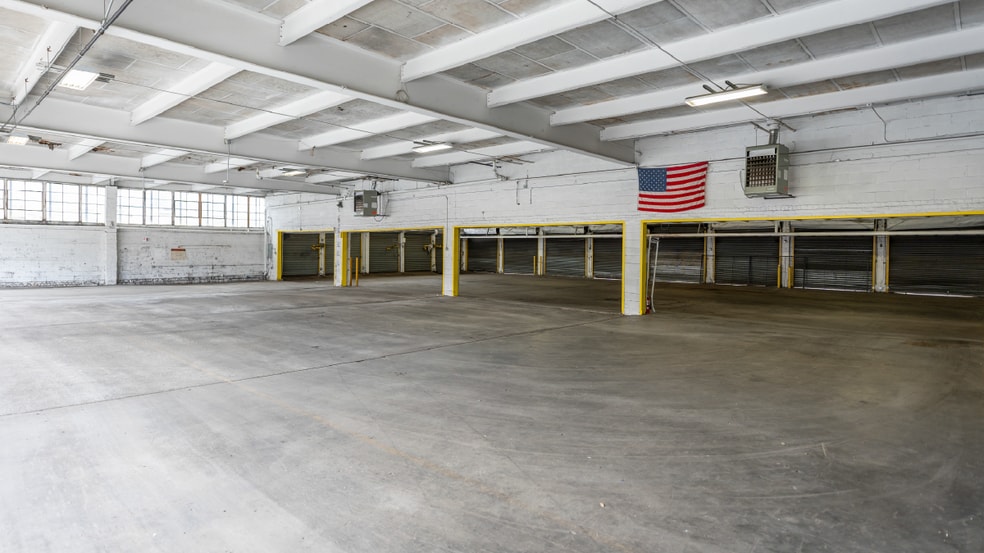 273 Meserole Ave, Brooklyn, NY for lease - Building Photo - Image 2 of 10