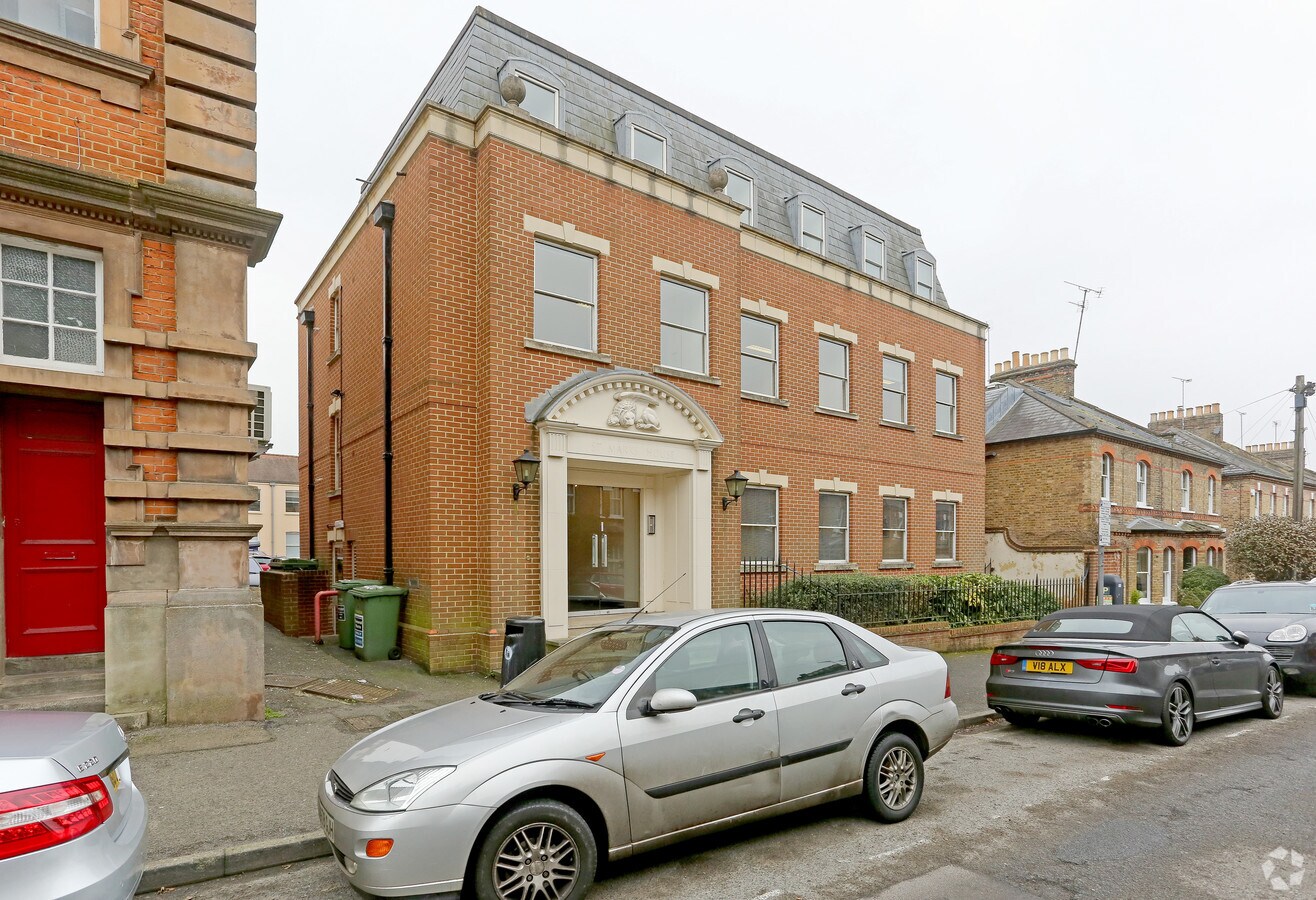 St Marks Rd, Windsor, BKS SL4 3BD