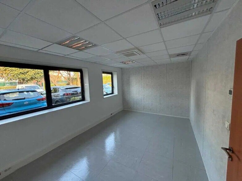 Office in Saint-Brice-sous-Forêt for lease - Building Photo - Image 3 of 6