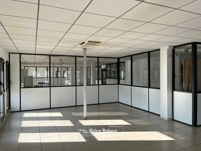 Flex in Saint-Priest for lease - Interior Photo - Image 2 of 8