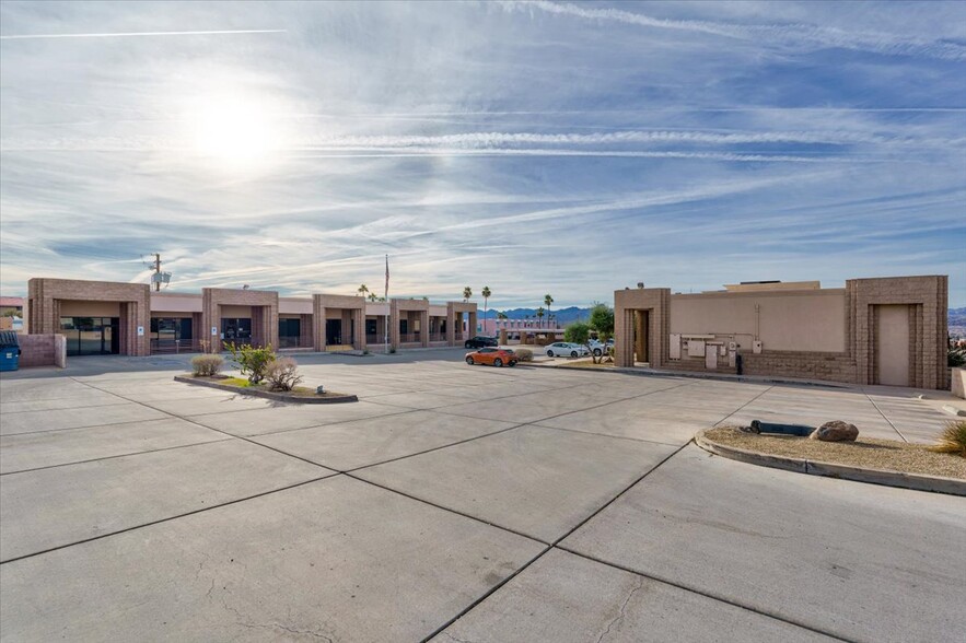 2035 Mesquite Ave, Lake Havasu City, AZ for lease - Building Photo - Image 3 of 37