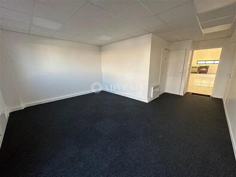 Flex in Moissy-Cramayel for lease - Interior Photo - Image 3 of 7