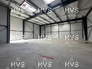 Flex in Venelles for lease Interior Photo- Image 2 of 5