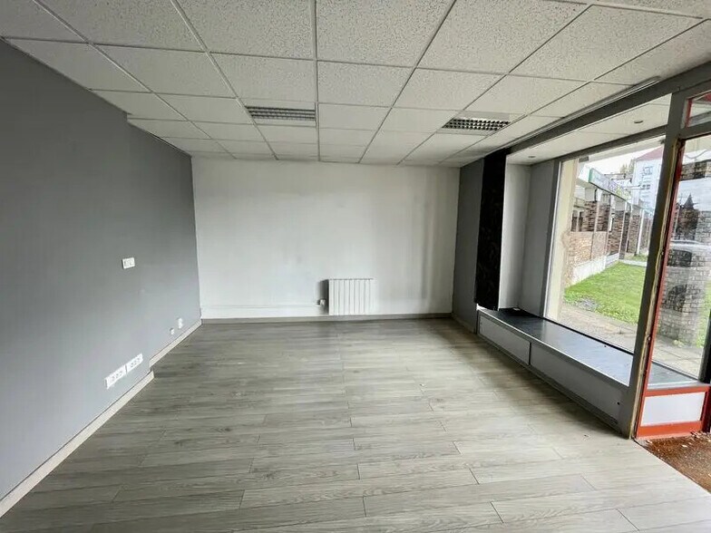 Retail in Petit-Couronne for lease - Interior Photo - Image 3 of 14
