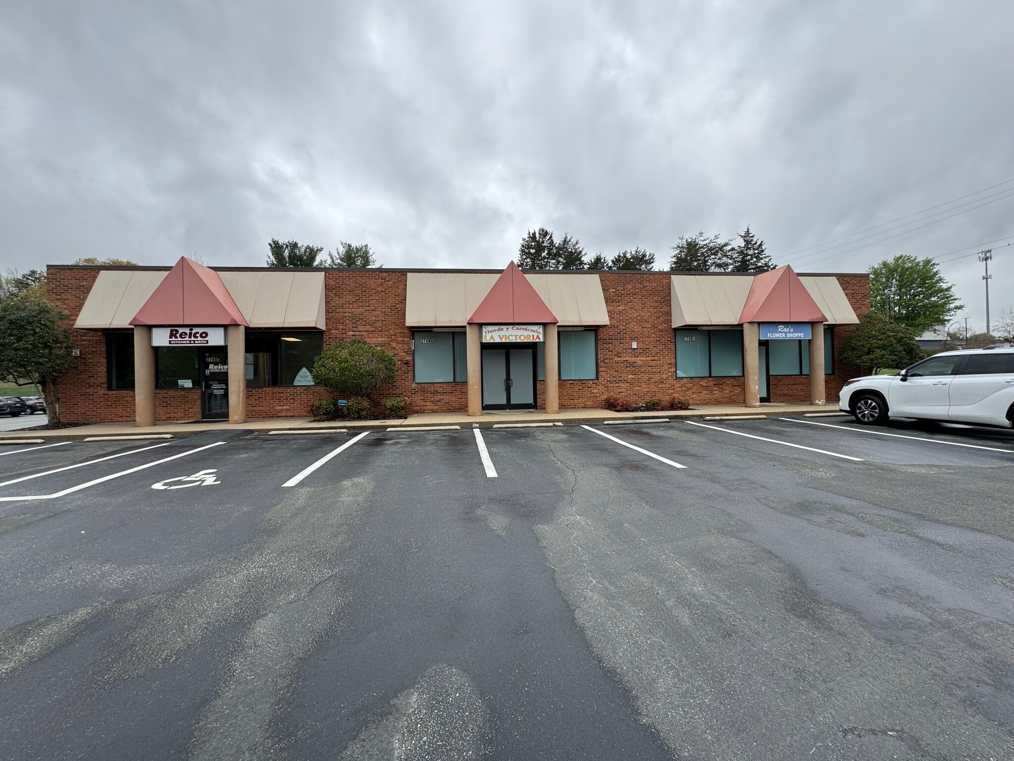 3748 Reynolda Rd, Winston-Salem, NC for lease Building Photo- Image 1 of 9