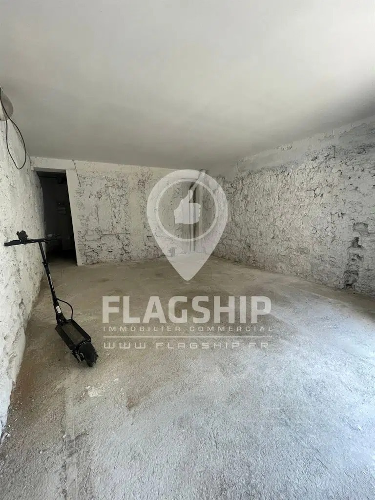 Retail in Paris for sale Interior Photo- Image 1 of 8