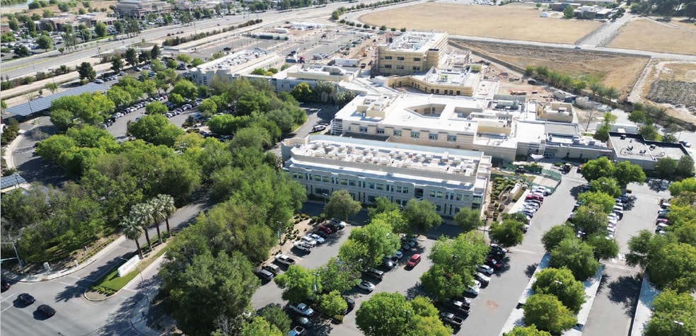 300 Old River Rd, Bakersfield, CA for lease - Building Photo - Image 2 of 16