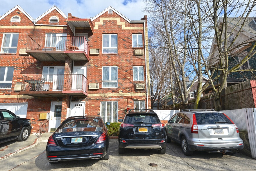 8537 Lefferts Blvd, Kew Gardens, NY 11415