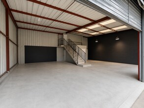 Flex in Morangis for lease Interior Photo- Image 2 of 2