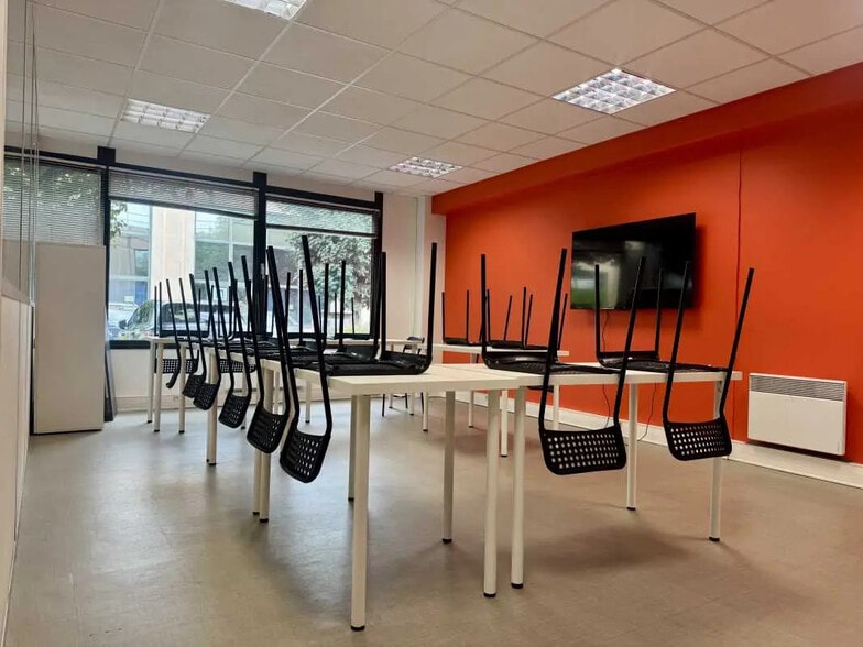 Office in Bron for lease - Interior Photo - Image 2 of 13