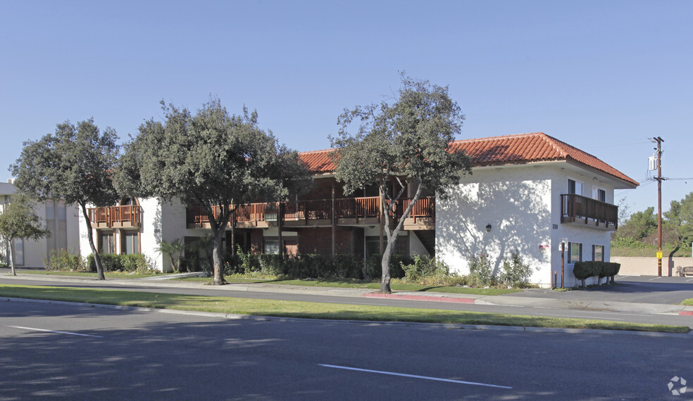 17501 Irvine Blvd, Tustin, CA for lease - Building Photo - Image 2 of 2