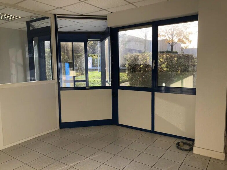 Office in Pacé for lease - Building Photo - Image 3 of 5