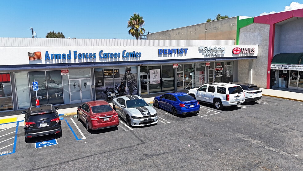 16909-16933 Devonshire St, Granada Hills, CA for lease - Building Photo - Image 2 of 9