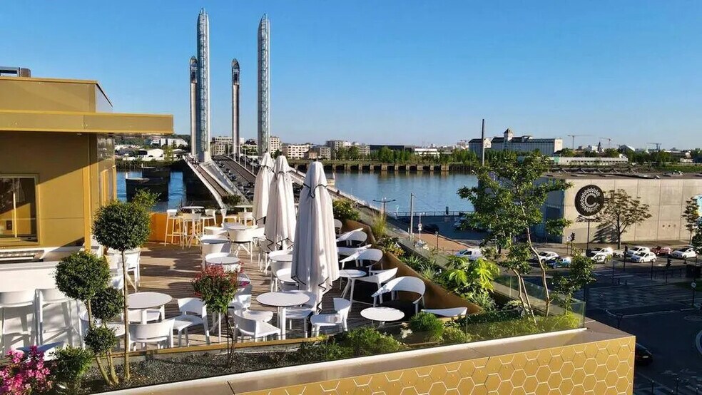 Retail in Bordeaux for lease - Building Photo - Image 3 of 4