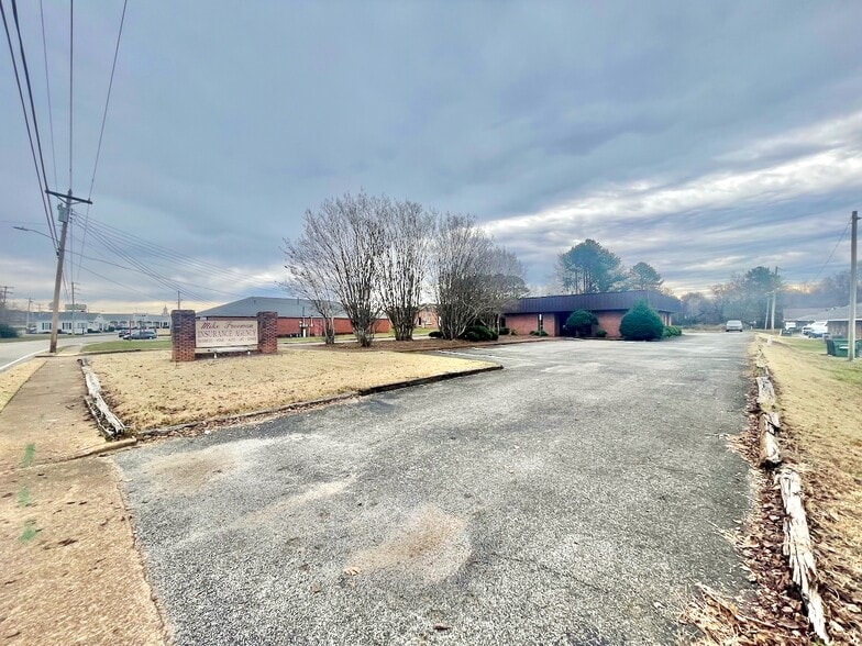 240 Carriage House Dr, Jackson, TN for lease - Building Photo - Image 3 of 16