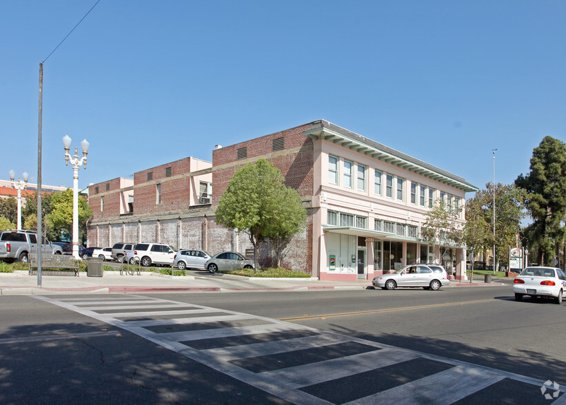 300-318 N Irwin St, Hanford, CA for sale - Primary Photo - Image 1 of 1