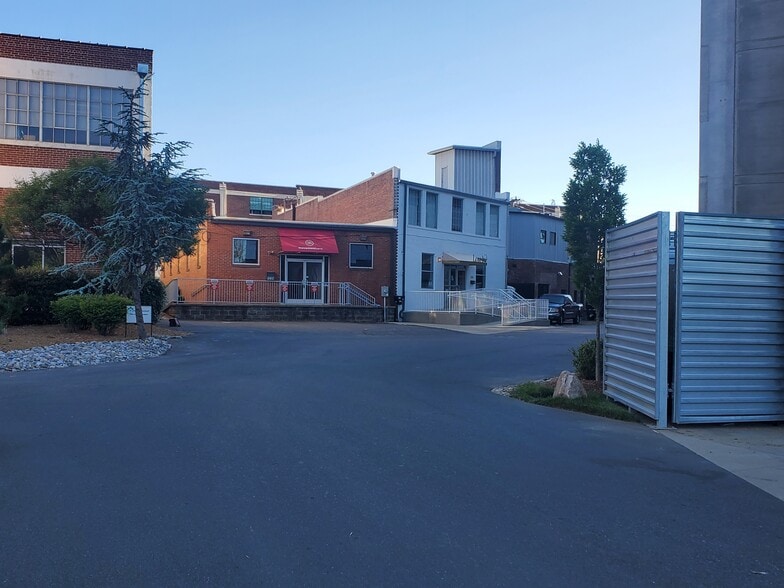 1233 W Morehead St, Charlotte, NC for lease - Building Photo - Image 2 of 7