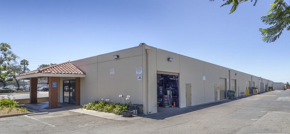 200-220 S Grand Ave, Santa Ana, CA for lease - Building Photo - Image 2 of 5