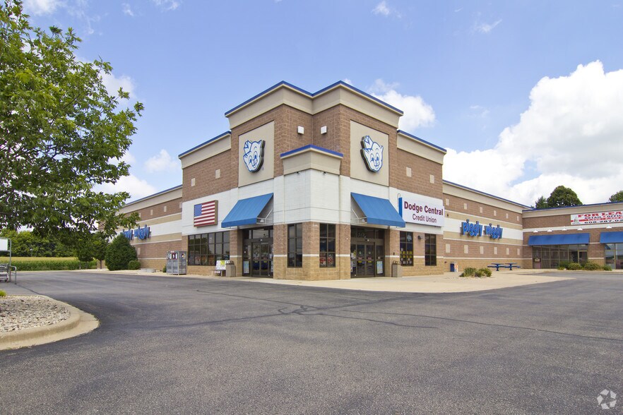 120-180 S Western Ave, Juneau, WI for lease - Primary Photo - Image 1 of 9