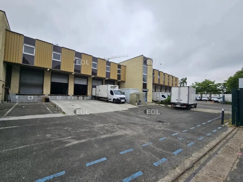 Industrial in Orly for lease - Building Photo - Image 1 of 7