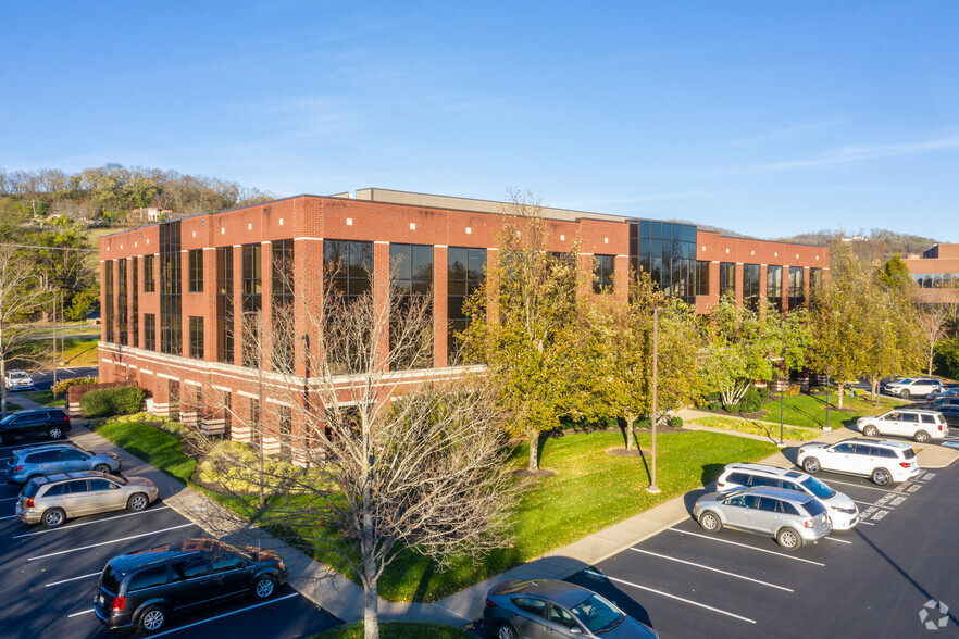 104 Continental Pl, Brentwood, TN for lease - Primary Photo - Image 1 of 6