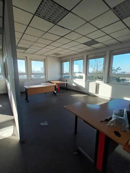 Office in Le Havre for lease - Building Photo - Image 2 of 3