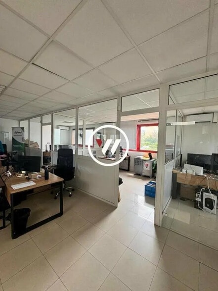 Flex in Aubagne for lease - Interior Photo - Image 3 of 16
