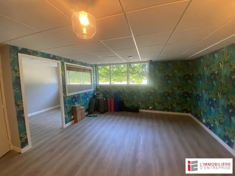 Retail in Dinard for lease - Interior Photo - Image 2 of 3