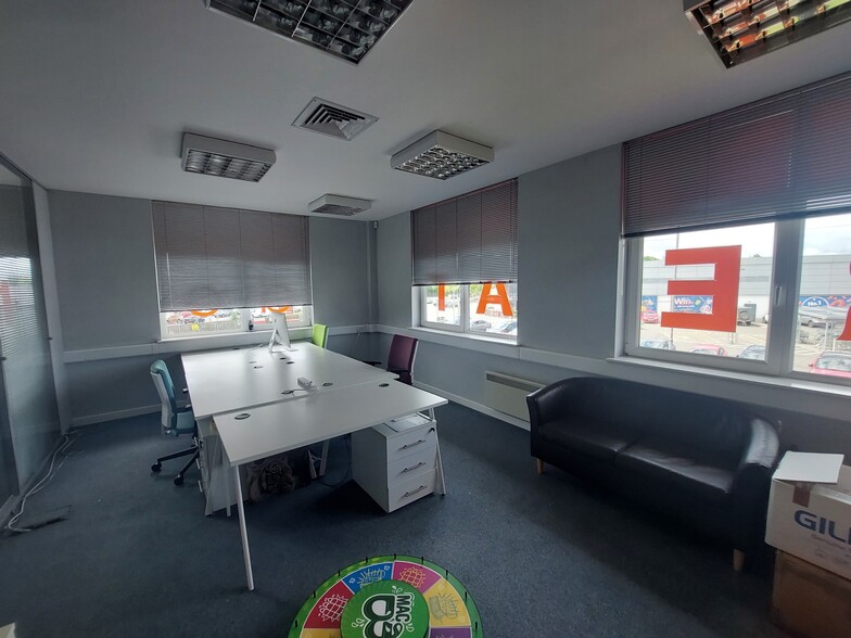 Players Rd, Stirling for lease - Building Photo - Image 3 of 3