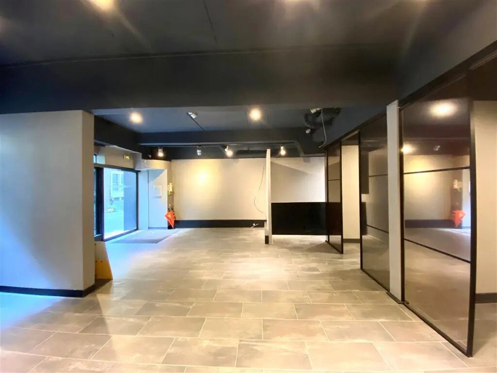 Office in Paris for lease Building Photo- Image 1 of 10