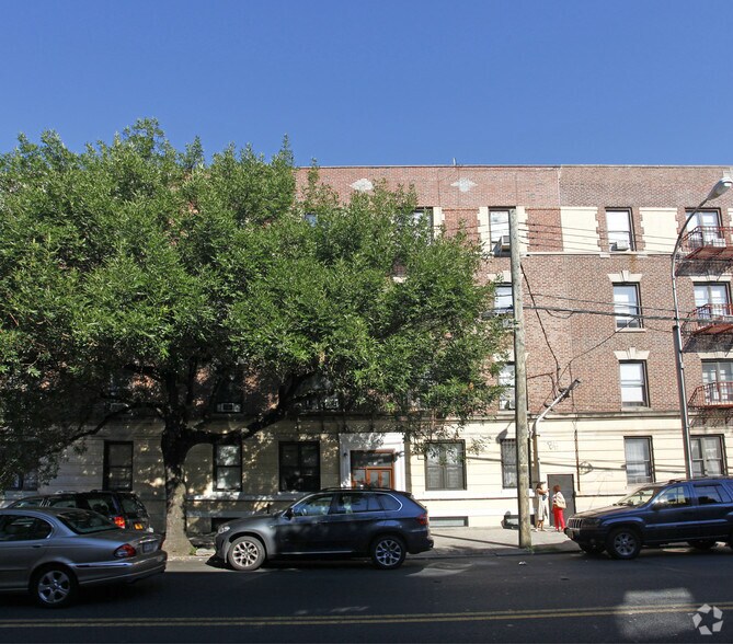 28-14 Crescent St, Astoria, NY for sale - Building Photo - Image 1 of 1