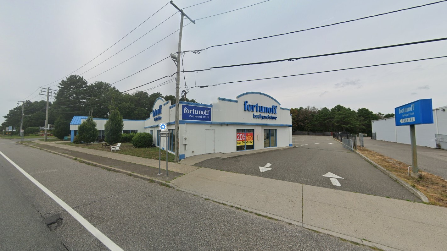 615 W Sunrise Hwy, Patchogue, NY for lease Building Photo- Image 1 of 4