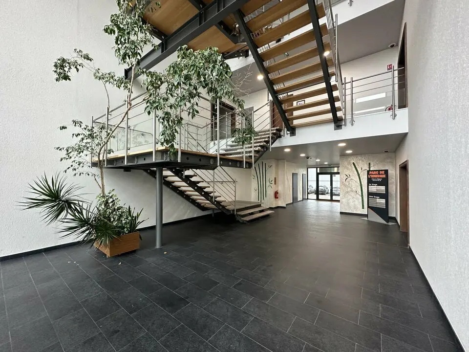 Location Bureaux 50 m² à 162 m² - Photo 1