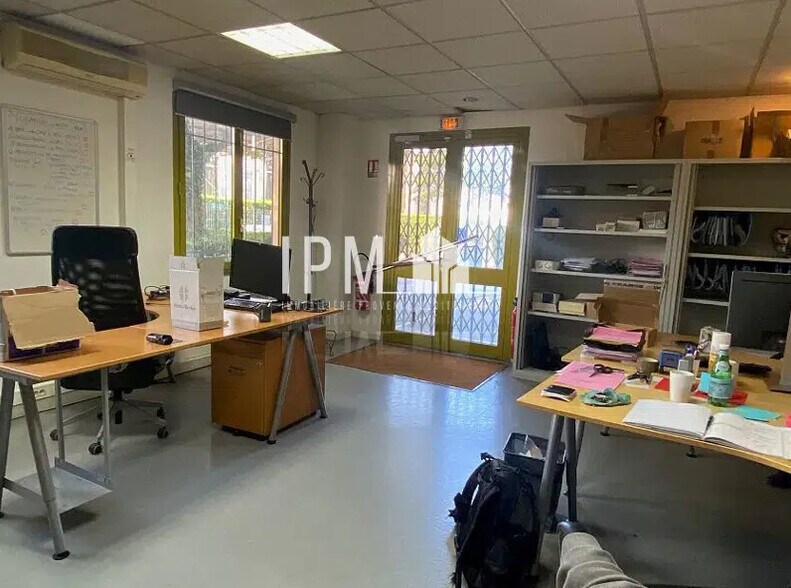 Flex in Vitrolles for lease - Interior Photo - Image 2 of 5