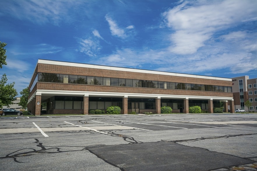 15 Trafalgar Sq, Nashua, NH for lease - Building Photo - Image 2 of 23