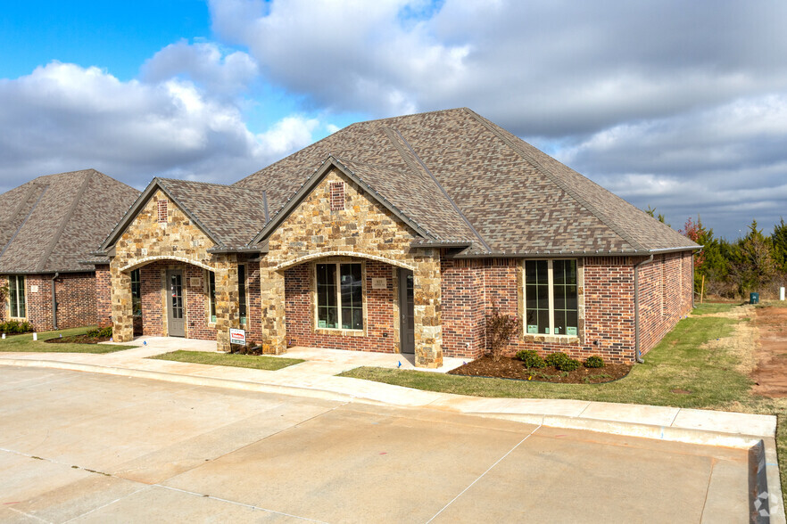 825 Kelly Lakes Pass, Edmond, OK for sale - Primary Photo - Image 1 of 3