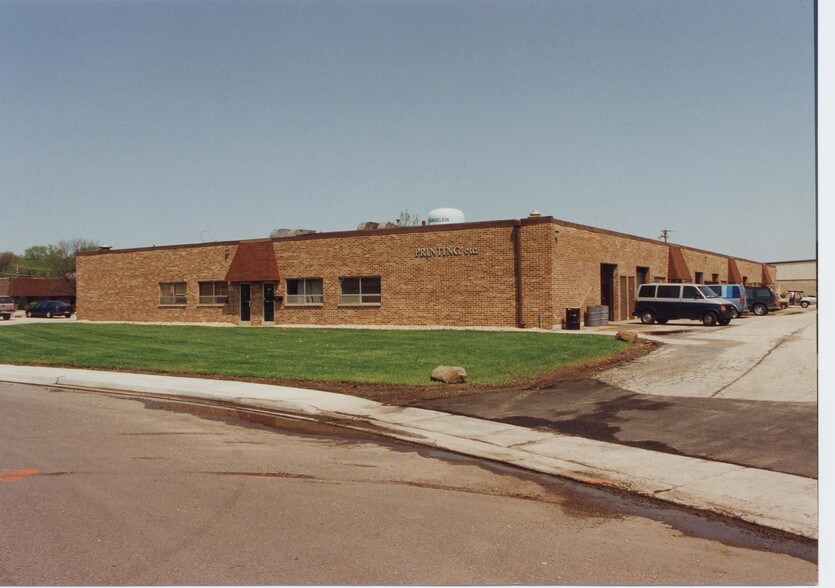 888 Tower Rd, Mundelein, IL 60060