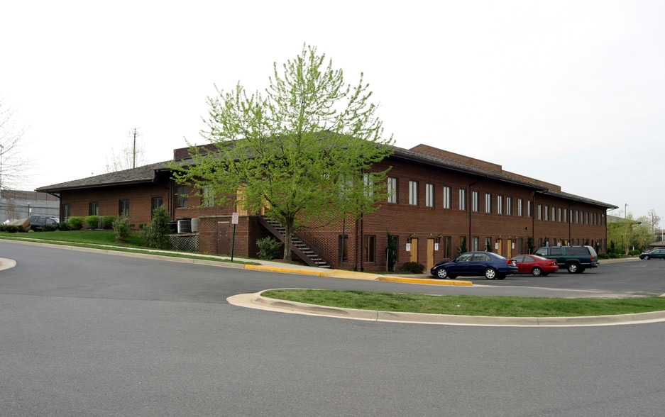 112 Elden St, Herndon, VA for sale - Building Photo - Image 2 of 6