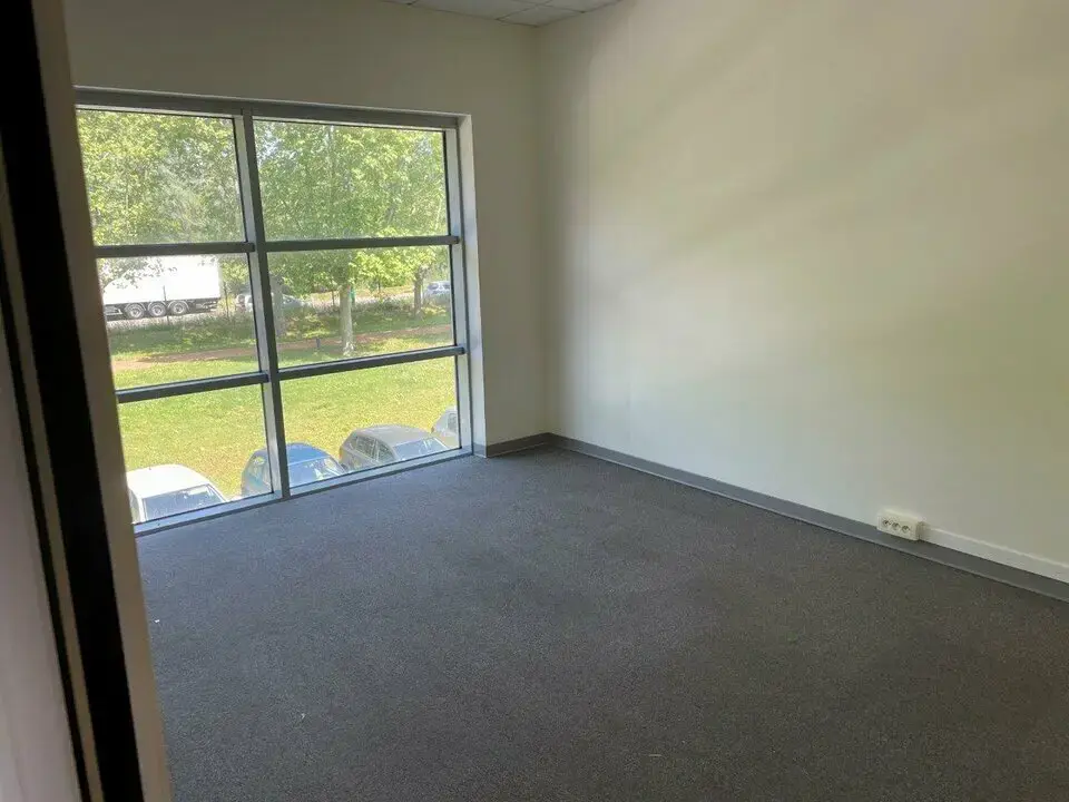 Flex in Saint-Priest for lease Interior Photo- Image 1 of 3