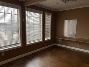 121 S Westmeadow Dr, Cleburne, TX for lease Interior Photo- Image 2 of 2